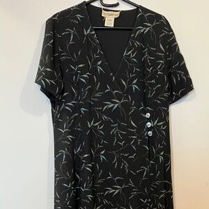 🎉 TravelSmith Short Sleeve Floral V-Neck Dress